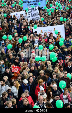 HELSINKI, Finlandia - 24 settembre 2016: manifestazione contro il razzismo e il fascismo PELI POIKKI (STOP QUESTO GIOCO) nel centro di Helsinki. Credito: Mikhail Olykaynen/Alamy Live News Foto Stock