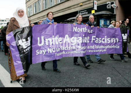 Newcaslte Upon Tyne, Regno Unito. 24Sep, 2016. Sabato 24 Settembre 2016. Newcastle unisce contro il fascismo banner. Credito: Dan Cooke/Alamy Live News Foto Stock