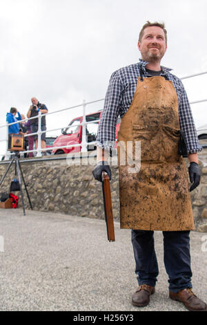 Aberystwtyth, Wales, Regno Unito. 24Sep, 2016. Fotografo JACK LOWE, nipote di 'Dannuncio esercito dell' attore Arthur Lowe, a Aberystwyth stazione RNLI fotografando l'equipaggio e le barche come parte della sua massiccia 5 anno progetto per documentare tutte le 237 RNLI scialuppa di salvataggio stazioni del Regno Unito, utilizzando un antico 'Piastra' fotocamera e la wet collodio' processo su 12"x10" negativi di vetro. Ogni negativo è di essere preparati a mano appena prima che la foto sia fatta, e quindi egli ha circa dodici minuti per effettuare l'esposizione e sviluppare l'immagine, che egli fa in una vecchia ambulanza ha convertito in una camera oscura mobile. © keith morris/Alam Foto Stock