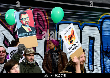 HELSINKI, Finlandia - 24 settembre 2016: manifestazione contro il razzismo e il fascismo PELI POIKKI (STOP QUESTO GIOCO) nel centro di Helsinki. Credito: Mikhail Olykaynen/Alamy Live News Foto Stock