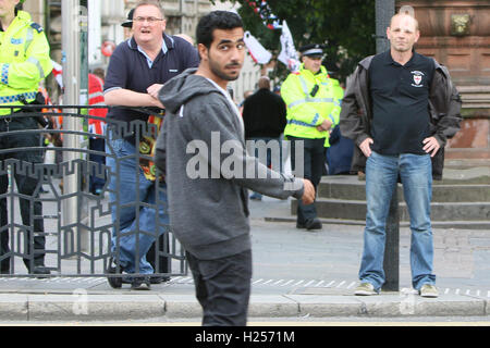 Newcaslte Upon Tyne, Regno Unito. 24Sep, 2016. Sabato 24 Settembre 2016. Un membro della pulic guarda la Newcastle linea unisce con EDL sostenitori in background Credito: Dan Cooke/Alamy Live News Foto Stock