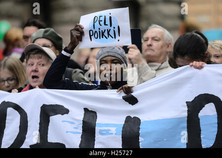 HELSINKI, Finlandia - 24 settembre 2016: manifestazione contro il razzismo e il fascismo PELI POIKKI (STOP QUESTO GIOCO) nel centro di Helsinki. Credito: Mikhail Olykaynen/Alamy Live News Foto Stock