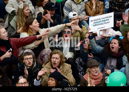 HELSINKI, Finlandia - 24 settembre 2016: manifestazione contro il razzismo e il fascismo PELI POIKKI (STOP QUESTO GIOCO) nel centro di Helsinki. Credito: Mikhail Olykaynen/Alamy Live News Foto Stock