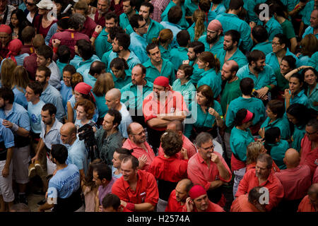 Barcellona, Spagna. 24Sep, 2016. Settembre 24, 2016 - Barcellona, in Catalogna, Spagna - Castellers attendere per costruire una torre umana durante la Jornada Castellera (Torri Umane giorno) tenutasi a Barcellona per la merce Festival (Festes de la Merce). Credito: Jordi Boixareu/Alamy Live News Foto Stock