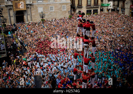 Barcellona, in Catalogna, Spagna. 24Sep, 2016. Una torre umana (castell in catalano) è costruito in Barcellona. Per la Merce Festival (Festes de la Merce) è stato tenuto il tradizionale Jornada Castellera (Torri Umane giorno) nella piazza del municipio di Barcellona. Credito: Jordi Boixareu/ZUMA filo/Alamy Live News Foto Stock