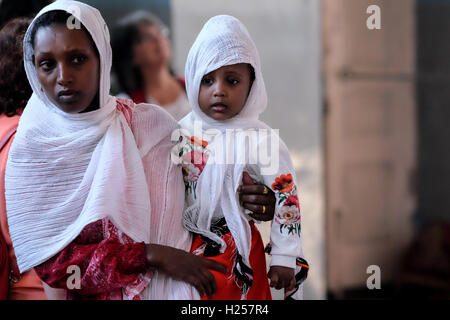 Gerusalemme, Israele. 24Sep, 2016. Cristiani Africani, per la maggior parte provenienti da Etiopia ed Eritrea, convergono per la preghiera di sabato, a murata in Chiesa Etiope composto, costruito in più fasi tra il 1874 e il 1901. Credito: Nir Alon/Alamy Live News Foto Stock