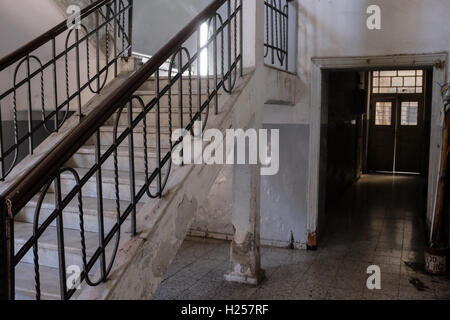 Gerusalemme, Israele. 24Sep, 2016. Cortili interni e le scale mostrano segni di abbandono in un edificio residenziale sulla strada Profeti, HaNeviim, eretta nel 1928 con fondi forniti da un Etiope Imperatrice Zauditu a casa del suo paese consolato. Una decorazione a mosaico sul frontone della facciata visualizza la monarchia etiope emblema e viene inscritta in Geez: "Il Leone della tribù di Giuda ha trionfato". Questa area adiacente al centro di Gerusalemme serve come un hub per i cristiani africani, per la maggior parte provenienti da Etiopia ed Eritrea. Credito: Nir Alon/Alamy Live News Foto Stock