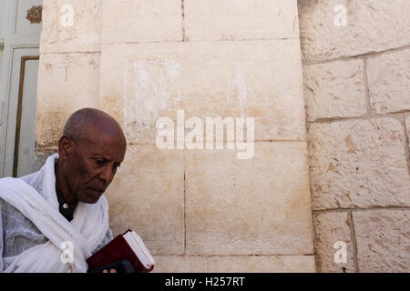 Gerusalemme, Israele. 24Sep, 2016. Cristiani Africani, per la maggior parte provenienti da Etiopia ed Eritrea, convergono per la preghiera di sabato, a murata in Chiesa Etiope composto, costruito in più fasi tra il 1874 e il 1901. Credito: Nir Alon/Alamy Live News Foto Stock