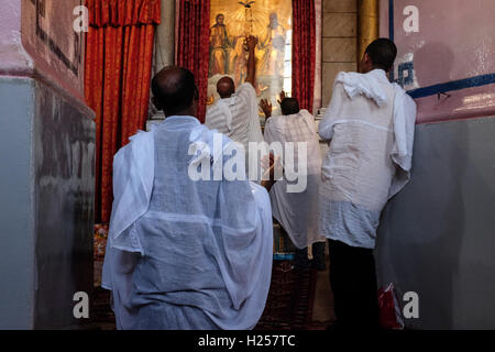 Gerusalemme, Israele. 24Sep, 2016. Cristiani Africani, per la maggior parte provenienti da Etiopia ed Eritrea, convergono per la preghiera di sabato, a murata in Chiesa Etiope composto, costruito in più fasi tra il 1874 e il 1901. Credito: Nir Alon/Alamy Live News Foto Stock