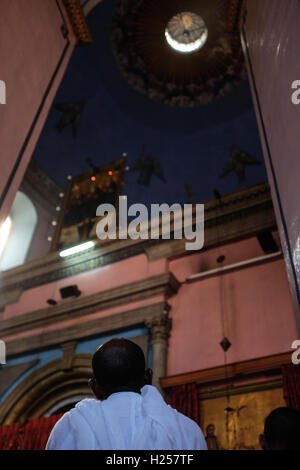 Gerusalemme, Israele. 24Sep, 2016. Cristiani Africani, per la maggior parte provenienti da Etiopia ed Eritrea, convergono per la preghiera di sabato, a murata in Chiesa Etiope composto, costruito in più fasi tra il 1874 e il 1901. Credito: Nir Alon/Alamy Live News Foto Stock