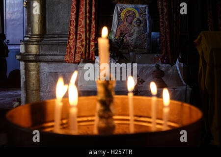 Gerusalemme, Israele. 24Sep, 2016. Cristiani Africani, per la maggior parte provenienti da Etiopia ed Eritrea, convergono per la preghiera di sabato, a murata in Chiesa Etiope composto, costruito in più fasi tra il 1874 e il 1901. Credito: Nir Alon/Alamy Live News Foto Stock