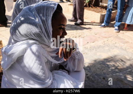 Gerusalemme, Israele. 24Sep, 2016. Cristiani Africani, per la maggior parte provenienti da Etiopia ed Eritrea, convergono per la preghiera di sabato, a murata in Chiesa Etiope composto, costruito in più fasi tra il 1874 e il 1901. Credito: Nir Alon/Alamy Live News Foto Stock