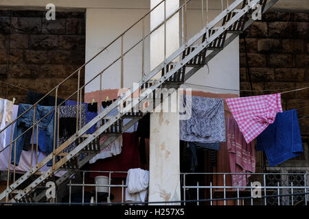 Gerusalemme, Israele. 24Sep, 2016. Cortili interni e le scale mostrano segni di abbandono in un edificio residenziale sulla strada Profeti, HaNeviim, eretta nel 1928 con fondi forniti da un Etiope Imperatrice Zauditu a casa del suo paese consolato. Una decorazione a mosaico sul frontone della facciata visualizza la monarchia etiope emblema e viene inscritta in Geez: "Il Leone della tribù di Giuda ha trionfato". Questa area adiacente al centro di Gerusalemme serve come un hub per i cristiani africani, per la maggior parte provenienti da Etiopia ed Eritrea. Credito: Nir Alon/Alamy Live News Foto Stock