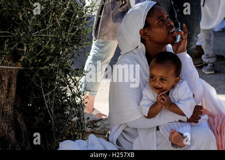 Gerusalemme, Israele. 24Sep, 2016. Cristiani Africani, per la maggior parte provenienti da Etiopia ed Eritrea, convergono per la preghiera di sabato, a murata in Chiesa Etiope composto, costruito in più fasi tra il 1874 e il 1901. Credito: Nir Alon/Alamy Live News Foto Stock