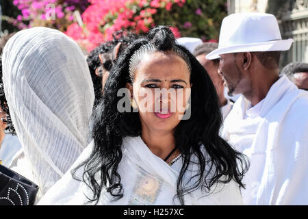 Gerusalemme, Israele. 24Sep, 2016. Cristiani Africani, per la maggior parte provenienti da Etiopia ed Eritrea, convergono per la preghiera di sabato, a murata in Chiesa Etiope composto, costruito in più fasi tra il 1874 e il 1901. Credito: Nir Alon/Alamy Live News Foto Stock