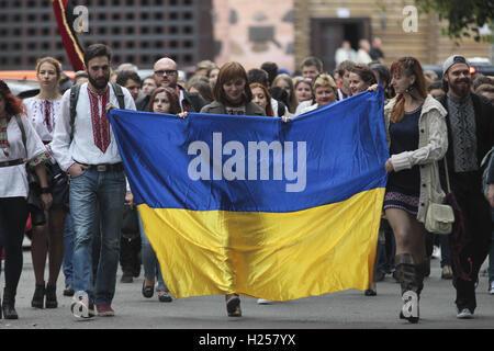 Kiev, Ucraina. Settembre 24, 2016 - persone vestite nel tradizionale ucraino shirt ricamata prendere parte in una camicia ricamata sfilata nel centro di Kiev, Ucraina Credito: Nazar Furyk/ZUMA filo/Alamy Live News Foto Stock