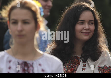 Kiev, Ucraina. Settembre 24, 2016 - persone vestite nel tradizionale ucraino shirt ricamata prendere parte in una camicia ricamata sfilata nel centro di Kiev, Ucraina Credito: Nazar Furyk/ZUMA filo/Alamy Live News Foto Stock