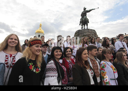 Kiev, Ucraina. Settembre 24, 2016 - persone vestite nel tradizionale ucraino shirt ricamata prendere parte in una camicia ricamata sfilata nel centro di Kiev, Ucraina Credito: Nazar Furyk/ZUMA filo/Alamy Live News Foto Stock