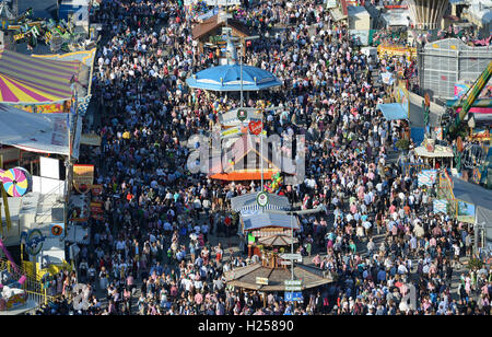 Monaco di Baviera, Germania. 24Sep, 2016. La gente a piedi attraverso i motivi al Oktoberfest a Monaco di Baviera, Germania, il 24 settembre 2016. Foto: ANDREAS GEBERT/dpa/Alamy Live News Foto Stock