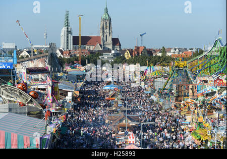 Monaco di Baviera, Germania. 24Sep, 2016. La gente a piedi attraverso i motivi al Oktoberfest a Monaco di Baviera, Germania, il 24 settembre 2016. Foto: ANDREAS GEBERT/dpa/Alamy Live News Foto Stock