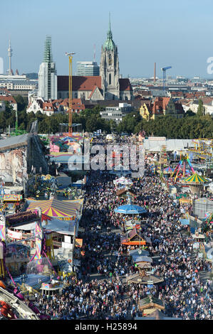 Monaco di Baviera, Germania. 24Sep, 2016. La gente a piedi attraverso i motivi al Oktoberfest a Monaco di Baviera, Germania, il 24 settembre 2016. Foto: ANDREAS GEBERT/dpa/Alamy Live News Foto Stock