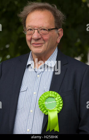 Witney, Regno Unito. 24Sep, 2016. Partito dei Verdi co-leader e MP Caroline Lucas aiuta Larry Sanders, fratello del senatore Bernie Sanders, per lanciare il suo campaigh a presentarsi come Partito Verde MP candidato per Witney, seguente David Cameron in piedi giù dalla sua sede di Witney. Credito: Adrian arbib/Alamy Live News Foto Stock