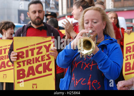 Brixton, Londra, Regno Unito. 24Sep, 2016. cinema lavoratori della picture house catena ricorrendo ad azioni di sciopero dopo il management fare marcia indietro su accordi stipulati 2 anni fa , Credito: Philip Robins/Alamy Live News Foto Stock