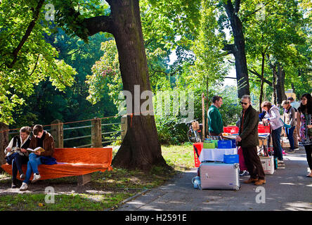 Monaco di Baviera, Germania. 24Sep, 2016. Prenota il mercato delle pulci con bellissimo tempo caldo presso il fiume Isar passeggiata nel centro di Monaco di Baviera: libri usati per leggere, sfogliare e comprare sotto gli alberi con un RIVE-GAUCHE-come affascinante sensazione Credito: Luisa Fumi/Alamy Live News Foto Stock