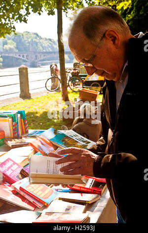 Monaco di Baviera, Germania. 24Sep, 2016. Prenota il mercato delle pulci con bellissimo tempo caldo presso il fiume Isar passeggiata nel centro di Monaco di Baviera: libri usati per leggere, sfogliare e comprare sotto gli alberi con un RIVE-GAUCHE-come affascinante sensazione Credito: Luisa Fumi/Alamy Live News Foto Stock