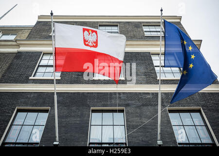 Polacco e bandiera UE volare al di fuori dell'Ambasciata della Polonia in Londra, Regno Unito. Foto Stock