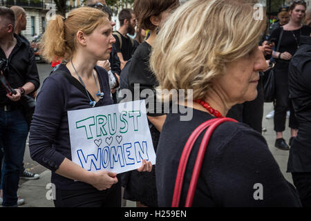 Londra, Regno Unito. 24 Settembre, 2016. Protesta al di fuori dell'Ambasciata polacca a Londra contro la Polonia a destra i legislatori di spingere verso un divieto quasi totale dell aborto in devotamente Polonia cattolica di credito: Guy Corbishley/Alamy Live News Foto Stock