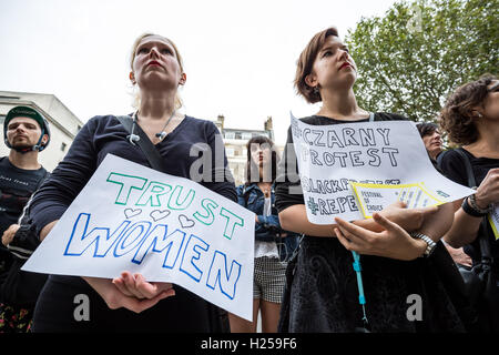 Londra, Regno Unito. 24 Settembre, 2016. Protesta al di fuori dell'Ambasciata polacca a Londra contro la Polonia a destra i legislatori di spingere verso un divieto quasi totale dell aborto in devotamente Polonia cattolica di credito: Guy Corbishley/Alamy Live News Foto Stock