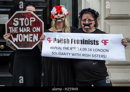 Londra, Regno Unito. 24 Settembre, 2016. Protesta al di fuori dell'Ambasciata polacca a Londra contro la Polonia a destra i legislatori di spingere verso un divieto quasi totale dell aborto in devotamente Polonia cattolica di credito: Guy Corbishley/Alamy Live News Foto Stock