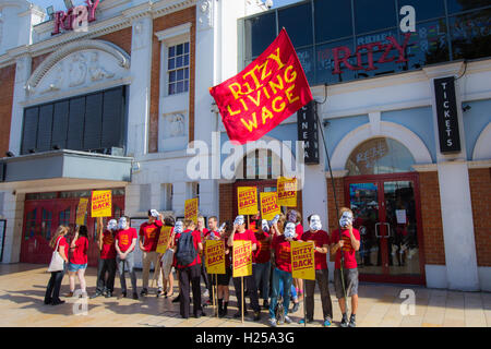 Brixton, Londra, Regno Unito. 24Sep, 2016. Il personale presso il Ritzy cinema, parte della Picturehouse Cinema Cineworld group, in sciopero per un salario di sussistenza in Brixton, a sud di Londra. Credito: David Rowe/Alamy Live News Foto Stock