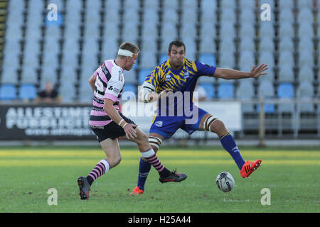 Parma, Italia. 24Sep, 2016. Gareth Anscombe per Cardiff Blues con il grubber kick nella partita contro le zebre © Massimiliano Carnabuci/Alamy news Foto Stock