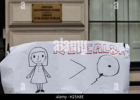 Londra, Regno Unito. 24 Settembre, 2016. Un poster utilizzato dal polacco i gruppi femminili e sostenitori raccolta al di fuori dell'Ambasciata polacca per uno dei due manifestazioni di protesta che ha avuto luogo a Londra - l'altro ha avuto luogo al di fuori dell'Ambasciata Irlandese - in concomitanza con la marcia per la scelta di Dublino contro Irlanda la rigida legge sull aborto e abrogare il 8° proteste in tutto il mondo. La sentenza conservatore Diritto e Giustizia (PIS) partito in Polonia è impegnata a favore di un divieto quasi totale dell'aborto. Credito: Mark Kerrison/Alamy Live News Foto Stock