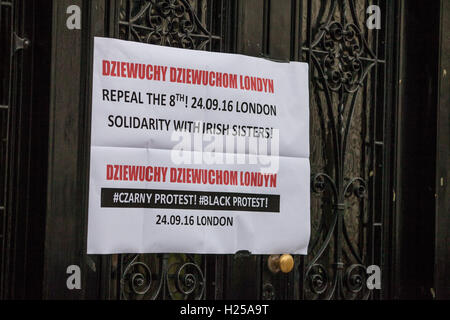 Londra, Regno Unito. 24Sep, 2016. Bandi di gara pubblicati al di fuori dell'Ambasciata polacca dal polacco gruppi di donne durante una manifestazione di protesta a coincidere con il mese di marzo per la scelta di Dublino contro Irlanda la rigida legge sull aborto e abrogare il 8° proteste in tutto il mondo. Credito: Mark Kerrison/Alamy Live News Foto Stock