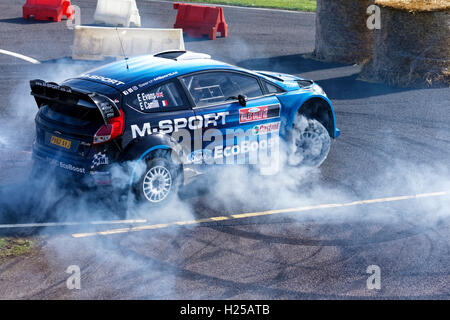 Castle Combe Auto & Moto Racing circuito, Wiltshire, Regno Unito, 24 settembre, 2016. Elfyn Evans, figlio dell'ex Campione del Mondo Rally Gwyndaf Evans, intrattiene la folla nella sua M- Sport Ford Fiesta World Rally Car a Castle Combe Rallyday 2016 nel Wiltshire, Regno Unito. Credito: Andrew Harker/Alamy Live News Foto Stock