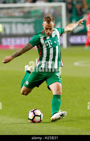 Budapest, Ungheria. 24 Settembre, 2016. Gergo Lovrencsics (L) di Ferencvarosi TC controlla la sfera durante l'Ungherese Banca OTP Liga match tra Ferencvarosi TC e di Újpest FC a Groupama Arena il 24 settembre 2016 a Budapest, Ungheria. Foto Stock