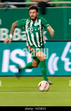 Budapest, Ungheria. 24 Settembre, 2016. Marco Djuricin di Ferencvarosi TC controlla la sfera durante l'Ungherese Banca OTP Liga match tra Ferencvarosi TC e di Újpest FC a Groupama Arena il 24 settembre 2016 a Budapest, Ungheria. Foto Stock