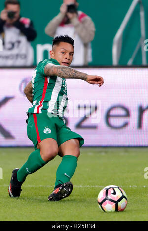 Budapest, Ungheria. 24 Settembre, 2016. Cristian Ramirez di Ferencvarosi TC attraversa la sfera durante l'Ungherese Banca OTP Liga match tra Ferencvarosi TC e di Újpest FC a Groupama Arena il 24 settembre 2016 a Budapest, Ungheria. Foto Stock