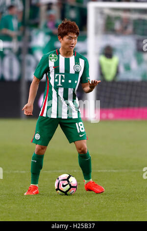 Budapest, Ungheria. 24 Settembre, 2016. Seung-Woo Ryu di Ferencvarosi TC controlla la sfera durante l'Ungherese Banca OTP Liga match tra Ferencvarosi TC e di Újpest FC a Groupama Arena il 24 settembre 2016 a Budapest, Ungheria. Foto Stock