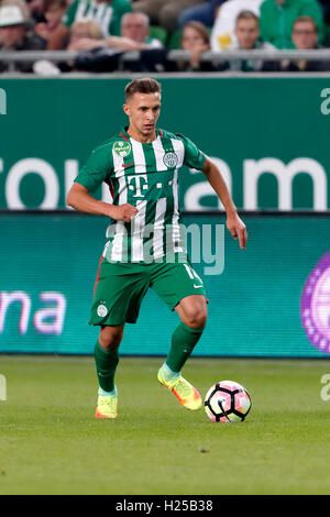 Budapest, Ungheria. 24 Settembre, 2016. Dominik Nagy di Ferencvarosi TC controlla la sfera durante l'Ungherese Banca OTP Liga match tra Ferencvarosi TC e di Újpest FC a Groupama Arena il 24 settembre 2016 a Budapest, Ungheria. Foto Stock