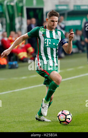 Budapest, Ungheria. 24 Settembre, 2016. Zoltan Gera di Ferencvarosi TC controlla la sfera durante l'Ungherese Banca OTP Liga match tra Ferencvarosi TC e di Újpest FC a Groupama Arena il 24 settembre 2016 a Budapest, Ungheria. Foto Stock