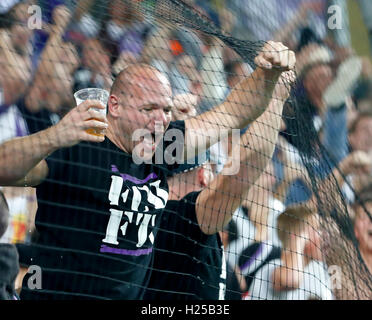 Budapest, Ungheria. 24 Settembre, 2016. Un ventilatore di Újpest FC celebra il suo team di obiettivo durante l'Ungherese Banca OTP Liga match tra Ferencvarosi TC e di Újpest FC a Groupama Arena il 24 settembre 2016 a Budapest, Ungheria. Foto Stock