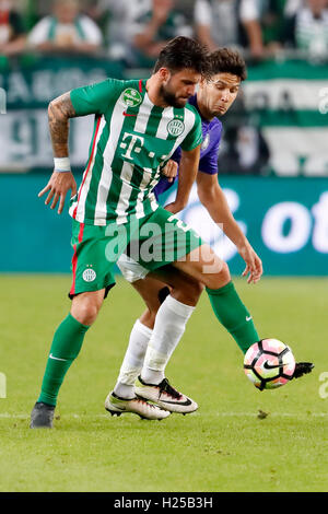 Budapest, Ungheria. 24 Settembre, 2016. Marco Djuricin (L) di Ferencvarosi TC duelli per la palla con Akos Kecskes (R) di Újpest FC durante l'Ungherese Banca OTP Liga match tra Ferencvarosi TC e di Újpest FC a Groupama Arena il 24 settembre 2016 a Budapest, Ungheria. Foto Stock