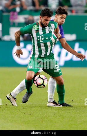 Budapest, Ungheria. 24 Settembre, 2016. Akos Kecskes (R) di Újpest FC falli Marco Djuricin (L) di Ferencvarosi TC durante l'Ungherese Banca OTP Liga match tra Ferencvarosi TC e di Újpest FC a Groupama Arena il 24 settembre 2016 a Budapest, Ungheria. Foto Stock