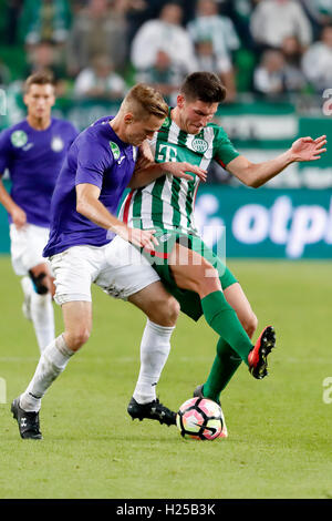 Budapest, Ungheria. 24 Settembre, 2016. Adam Pinter (R) di Ferencvarosi TC che combatte per la sfera con Benjamin Cseke (L) di Újpest FC durante l'Ungherese Banca OTP Liga match tra Ferencvarosi TC e di Újpest FC a Groupama Arena il 24 settembre 2016 a Budapest, Ungheria. Foto Stock