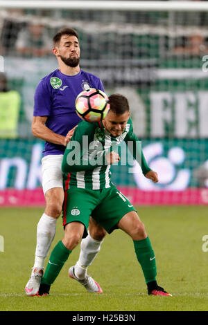 Budapest, Ungheria. 24 Settembre, 2016. Gabor Nagy (L) di Újpest FC falli Andras Rado (R) di Ferencvarosi TC durante l'Ungherese Banca OTP Liga match tra Ferencvarosi TC e di Újpest FC a Groupama Arena il 24 settembre 2016 a Budapest, Ungheria. Foto Stock