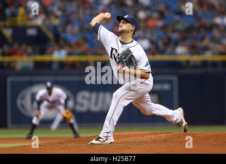 San Pietroburgo, Florida, Stati Uniti d'America. 24Sep, 2016. Sarà VRAGOVIC | Orari.Tampa Bay Rays a partire lanciatore Matt Andriese (35) gettando nel secondo inning di gioco tra Boston Red Sox e Tampa Bay Rays in campo Tropicana il Sabato, Settembre 24, 2016. © sarà Vragovic/Tampa Bay volte/ZUMA filo/Alamy Live News Foto Stock